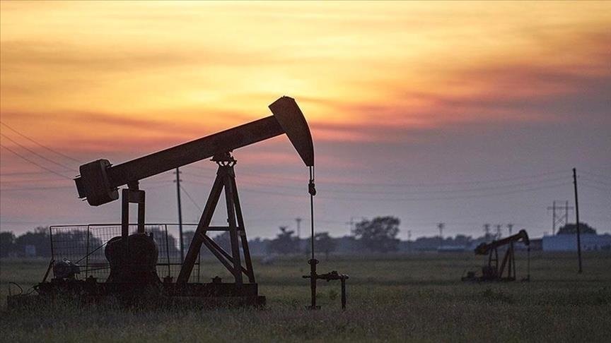 النفط يتراجع مع ترقب تطور المحادثات بين إيران وامريكا